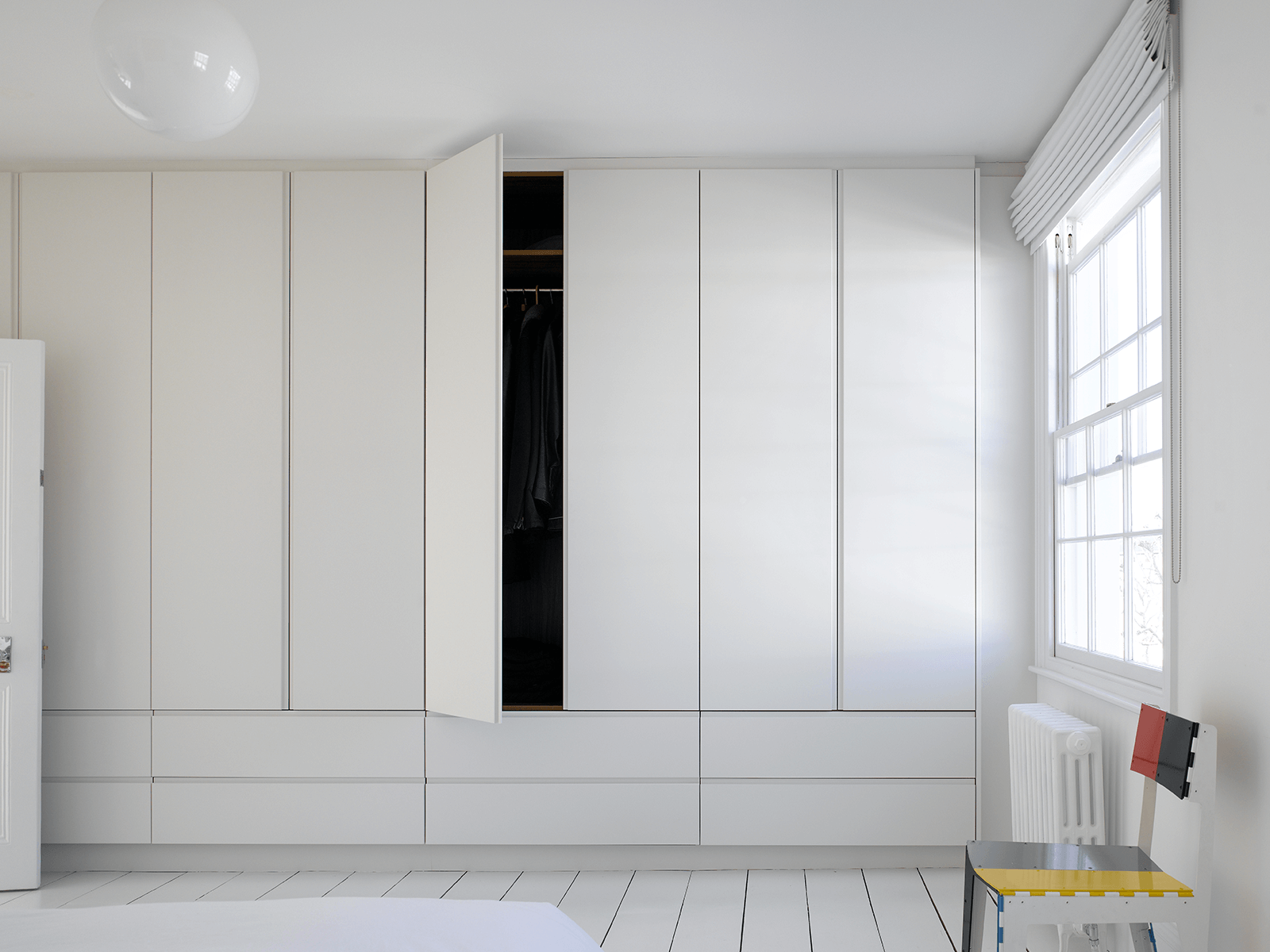 встроенный белый шкаф до потолка